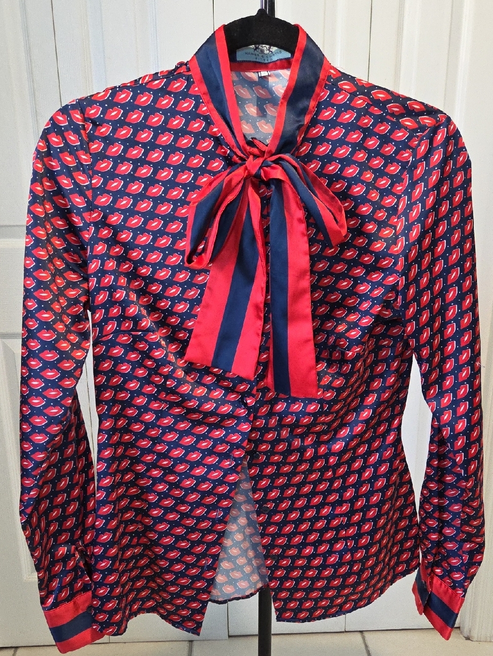 Sz 6 Hawes & Curtis - Red and Navy Tie-Neck Printed Blouse